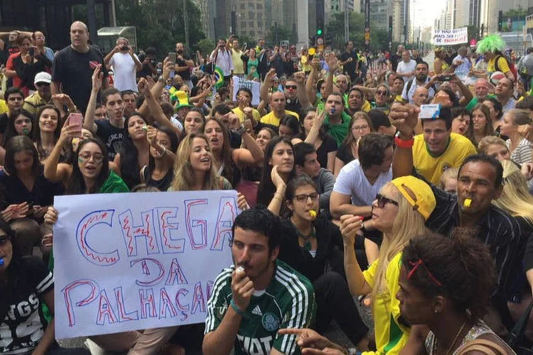 
	Protesto na Paulista: os manifestantes gritam palavras de ordem e fazem barulho com apitos e cornetas
 (Tatiana Vaz/Exame.com)