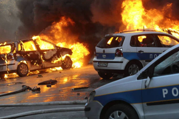 Carros pegam fogo durante confronto de manifestantes com a tropa de choque da polícia em Sarajevo, na Bósnia (Reuters)