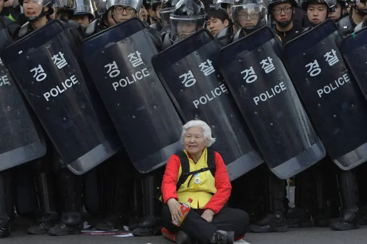
	Protestos na Coreia do Sul: o protesto anterior acabou em confrontos entre os manifestantes e a pol&iacute;cia, que usou g&aacute;s pimenta e canh&otilde;es de &aacute;gua
 (Chung Sung-Jun / Getty Images)