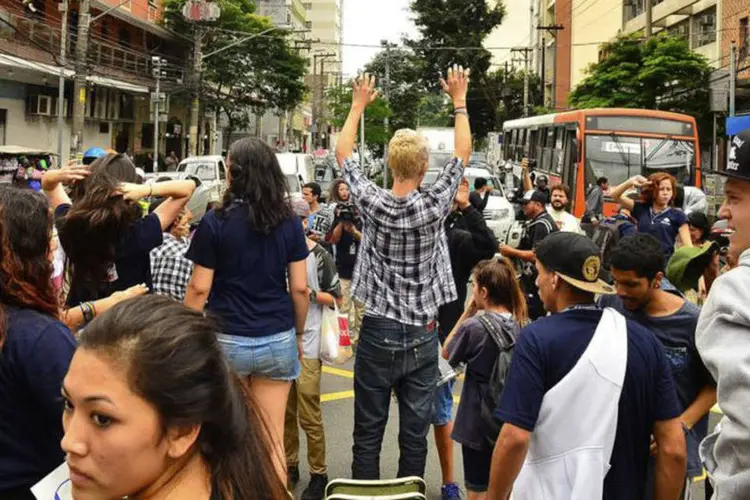 
	Protesto contra reorganiza&ccedil;&atilde;o escolar: ela disse ainda que a hip&oacute;tese de que o processo estaria ocorrendo de maneira velada &quot;n&atilde;o restou comprovada nos autos&quot;
 (Rovena Rosa/ Agência Brasil)