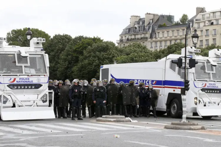 
	Protestos: jovens se envolveram em batalhas recorrentes com o batalh&atilde;o de choque enquanto milhares de manifestantes marchavam pelas ruas parisienses
 (Jacky Naegelen / Reuters)