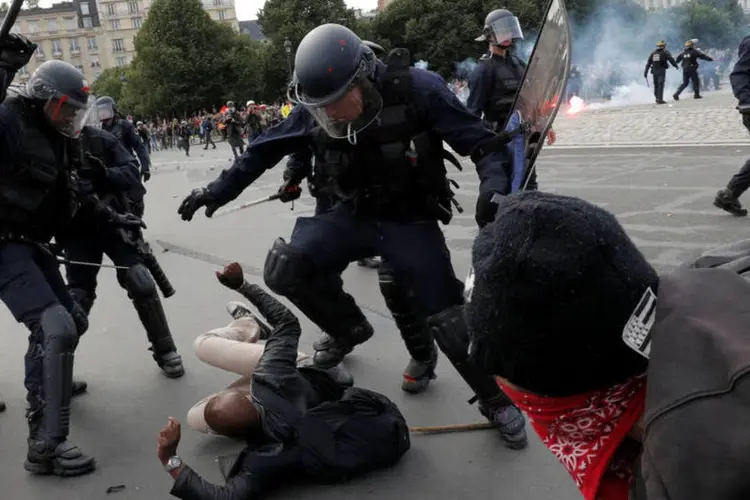 
	Protestos: centenas de manifestantes encapuzados e policiais entraram em confronto pouco depois do in&iacute;cio desta manifesta&ccedil;&atilde;o
 (Philippe Wojazer / Reuters)