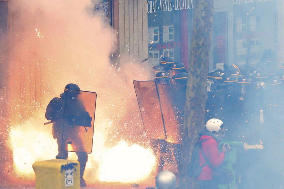 Policiais ficam feridos em protesto trabalhista na França