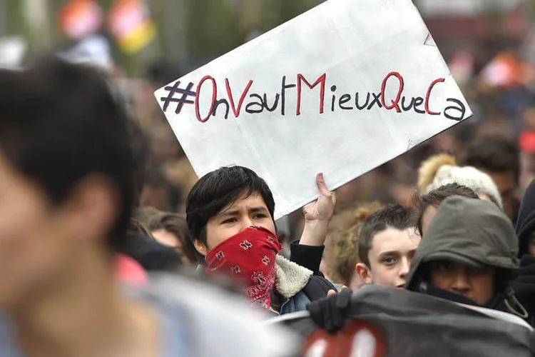 
	Manifesta&ccedil;&otilde;es na Fran&ccedil;a: os atos coincidiram ainda com uma greve ferrovi&aacute;ria exigindo aumentos salariais, o que afetou o transporte em todo o pa&iacute;s
 (Loic Venance / AFP)