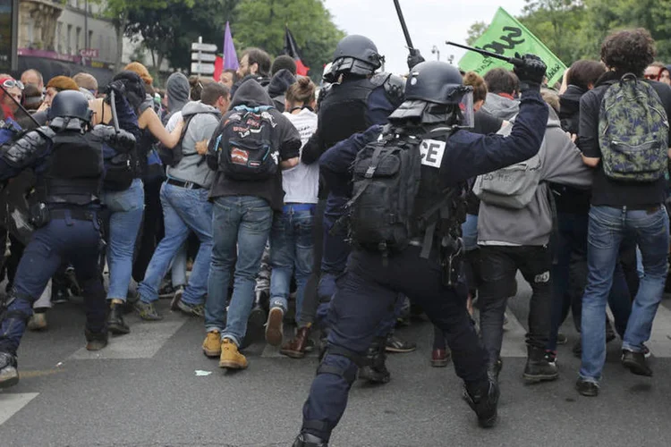
	Protesto: na capital, cerca de 200 encapuzados arremessaram pedras contra a pol&iacute;cia que respondeu com g&aacute;s lacrimog&ecirc;neo
 (Stephane Mahe / Reuters)
