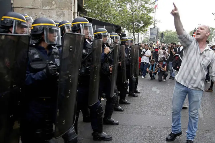 
	Protesto: em muitos casos os detidos usavam pedras, peda&ccedil;os de cimento e outros objetos que podiam ser utilizados como armas
 (Jacky Naegelen / Reuters)