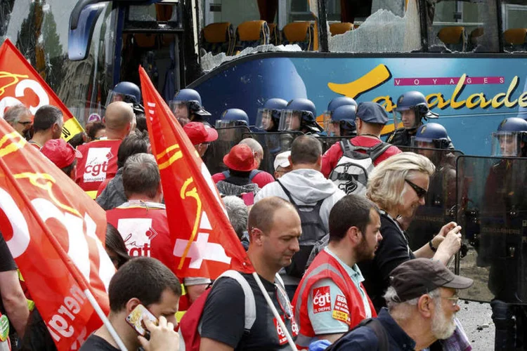 
	Protestos: a queda de bra&ccedil;o que os sete sindicatos mant&ecirc;m com o Executivo, por conta das reformas trabalhistas no pa&iacute;s, teve v&aacute;rias horas de tens&atilde;o esta manh&atilde;
 (Jacky Naegelen / Reuters)