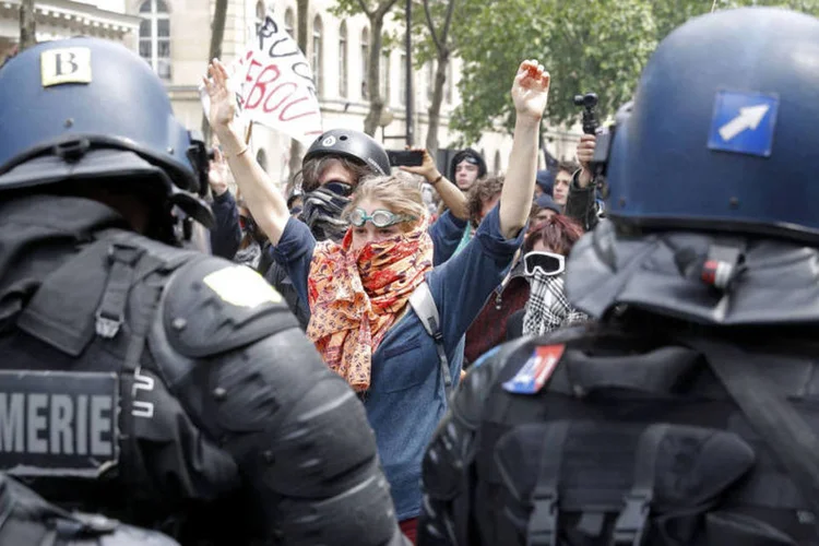 
	Protesto: &quot;Os indiv&iacute;duos entraram em um canteiro de obras para pegar paletes antes de jog&aacute;-los contra as for&ccedil;as de seguran&ccedil;a&quot;
 (Philippe Wojazer / Reuters)
