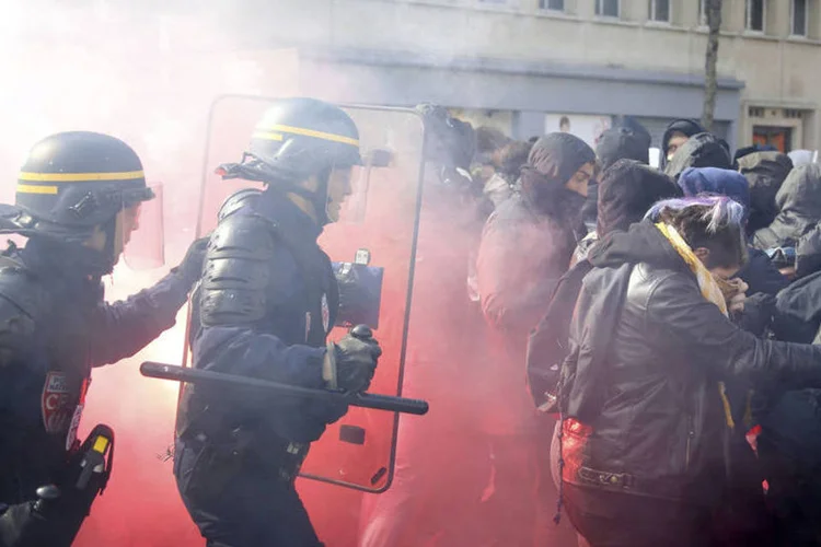 
	Protesto: a pol&iacute;cia utilizou bombas de g&aacute;s lacrimog&ecirc;neo para dispersar grupos de jovens que lan&ccedil;avam pedras, garrafas e ovos
 (Pascal Rossignol / Reuters)