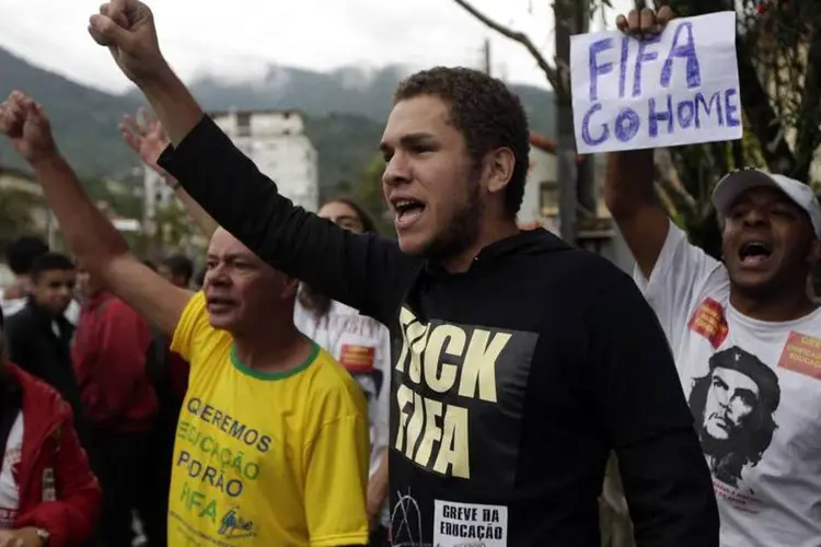 Manifestantes protestam contra a Copa do Mundo de 2014 durante a chegada da Seleção Brasileira na Granja Comary, em Teresópolis (Ricardo Moraes/Reuters)