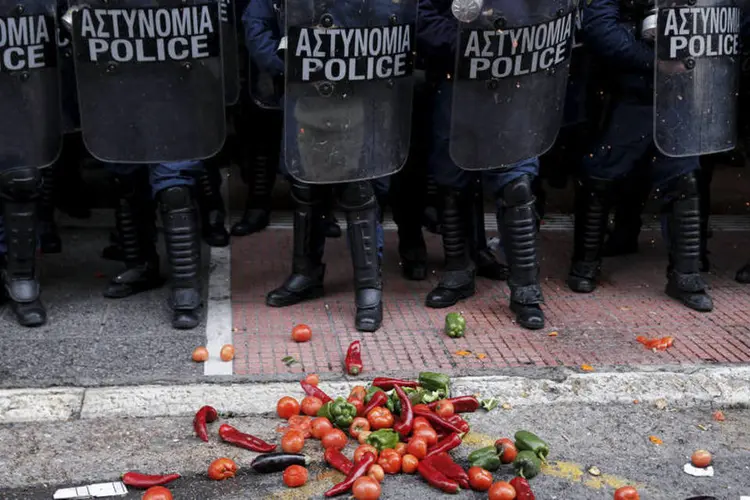 
	Protesto: antes, os agentes j&aacute; tinham impedido a passagem de um caminh&atilde;o carregado de verduras que os manifestantes pretendiam usar
 (Alkis Konstantinidis / Reuters)