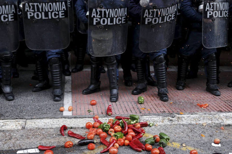 Agricultores gregos e polícia se enfrentam durante protesto