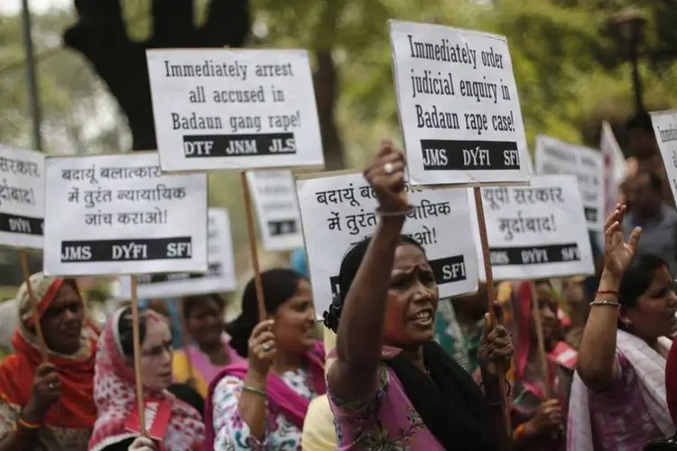 Mulheres durante protesto contra o aumento da violência sexual no norte do estado indiano, em Nova Déli (Adnan Abidi/Reuters)