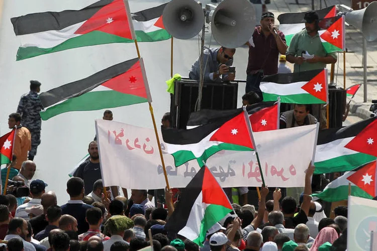 
	Protesto na Jord&acirc;nia contra a pol&iacute;cia israelense: centenas de pessoas se manifestaram nas ruas de Am&atilde; e pediram a expuls&atilde;o do embaixador israelense na Jord&acirc;nia, assim como o fim do acordo de paz com Israel
 (Reuters / Majed Jaber)