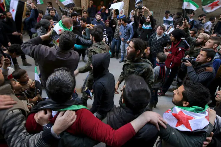 
	Protesto: as manifesta&ccedil;&otilde;es das sextas-feiras contra o regime de Damasco foram frequentes durante o primeiro ano de conflito na S&iacute;ria
 (Abdalrhman Ismail / Reuters)
