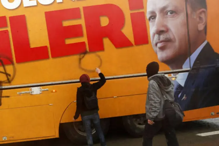 Manifestantes pintam um caminhão do partido de Erdogan durante uma manifestação contra a abertura de uma nova rodovia em Ancara, na Turquia (Umit Bektas/Reuters)