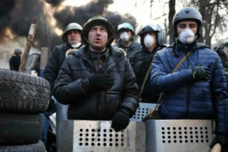 
	Manifestantes em barricada na Pra&ccedil;a da Independ&ecirc;ncia, em Kiev, durante os protestos
 (AFP)