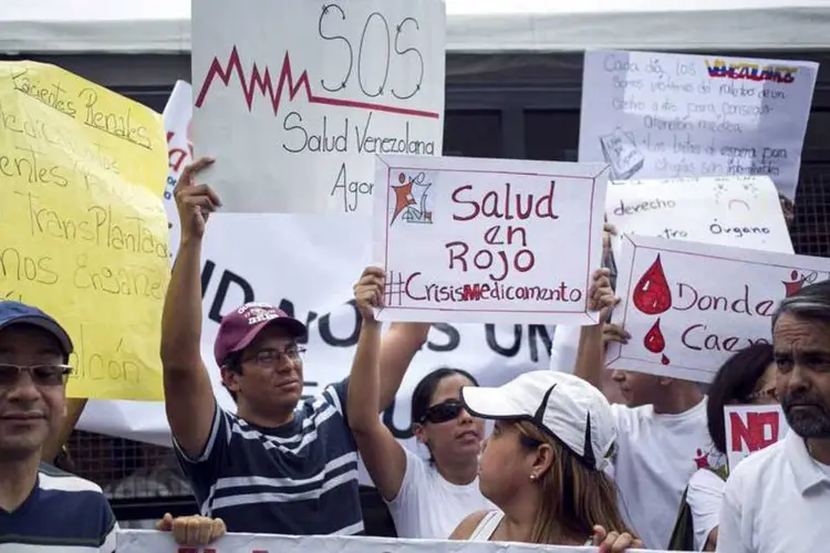 Manifestantes protestam contra a falta de remédios, em Caracas, na Venezuela
 (REUTERS/Marco Bello)