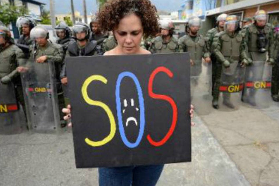 Estudantes reduzem protestos perto de diálogo com Maduro
