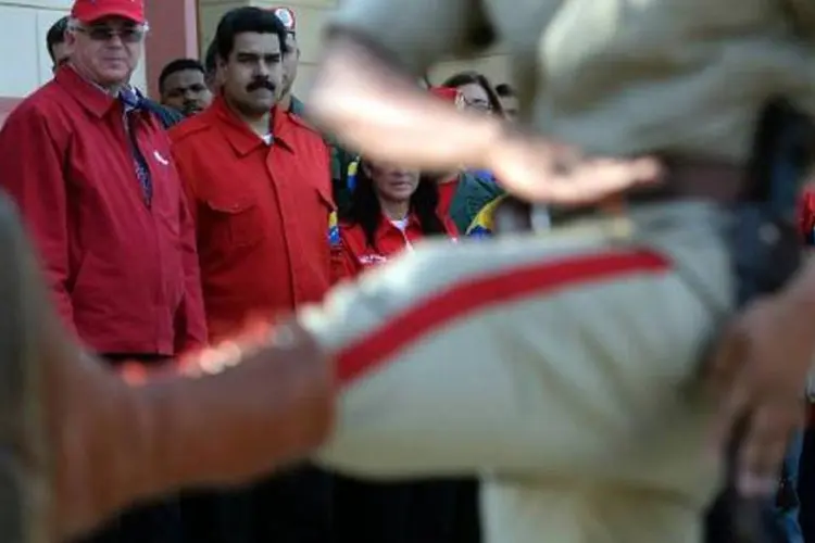 Nicolás Maduro observa oficiais: em Táchira, Maduro alertou que poderia decretar estado de exceção, baseado nos poderes especiais que Assembleia Nacional lhe conferiu (AFP)