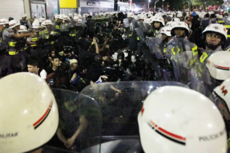 
	Policiais de&ecirc;m manifestantes em protesto contra a Copa do Mundo no Brasil, em S&atilde;o Paulo
 (Paulo Whitaker/Reuters)