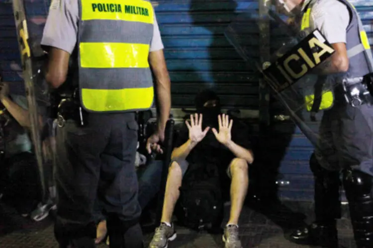 
	Policial det&eacute;m manifestante em protesto contra a Copa do Mundo no Brasil
 (Paulo Whitaker/Reuters)