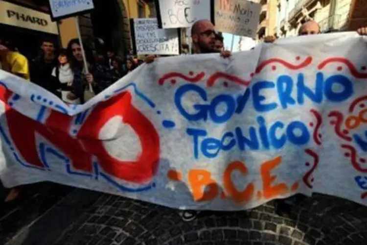 
	Manifestantes italianos nas ruas de N&aacute;poles: As tend&ecirc;ncias gerais de suic&iacute;dios na It&aacute;lia s&atilde;o coerentes com as de outros pa&iacute;ses europeus
 (Mario Laporta/AFP)