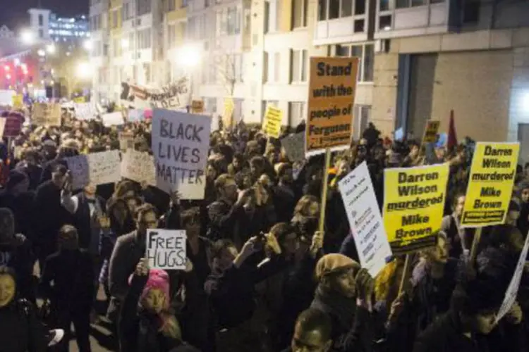 Milhares de pessoas protestam contra a decisão de não julgar policial que matou um jovem negro em Ferguson (Saul Loeb/AFP)