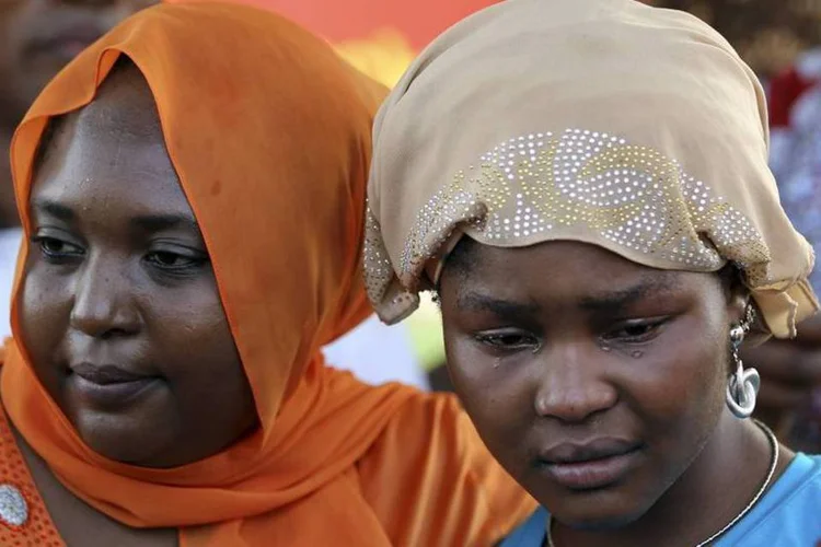 Manifestantes choram na Nigéria: meninas foram sequestradas em 14 de abril (Afolabi Sotunde/Reuters)