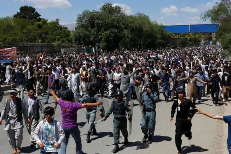 
	Protesto no Afeganist&atilde;o por linha de transmiss&atilde;o: Cabul afirma que o plano atual garante que as duas prov&iacute;ncias, Bamyan e Wardak, ter&atilde;o amplo acesso &agrave; eletricidade
 (Mohammad Ismail/ Reuters)