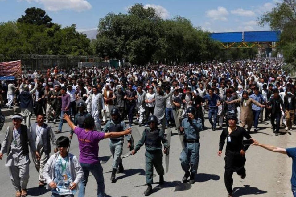 Milhares de afegãos protestam por linha de transmissão