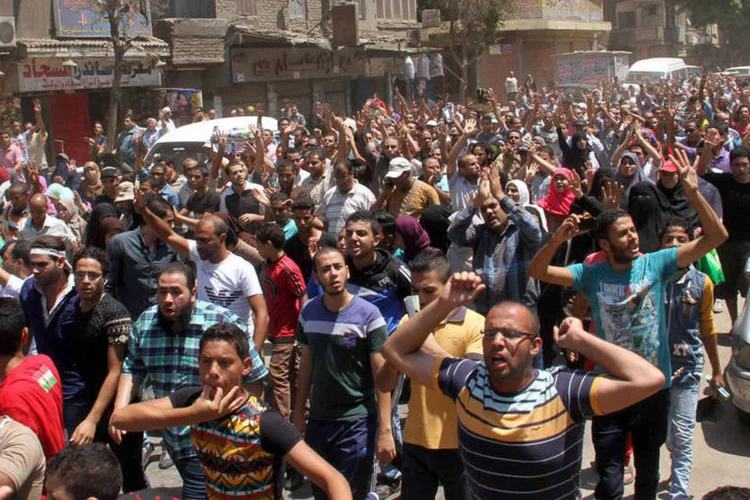 
	Manifestantes no Egito: v&aacute;rios ativistas pr&oacute;-Mursi, outros jovens laicos e de esquerda, tinham sido condenados por terem participado em janeiro de 2014 nos protestos n&atilde;o autorizados
 (Jornal Al Youm Al Saabi/Reuters)