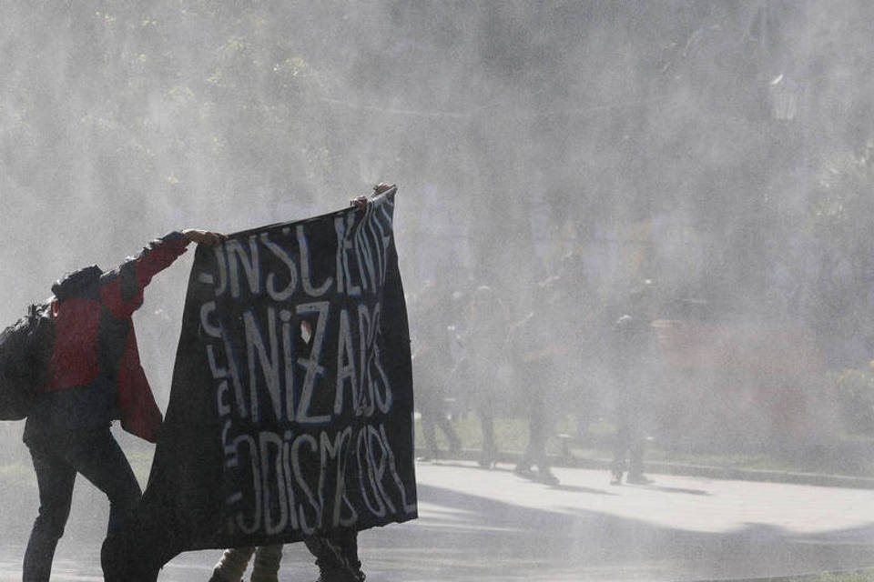 Chilenos se manifestam contra reforma educacional