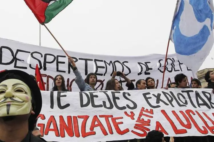 Estudantes chilenos durante um protesto contra o governo para exigir mudanças na estrutura de educação pública do país, em Valparaíso (Eliseo Fernandez/Reuters)