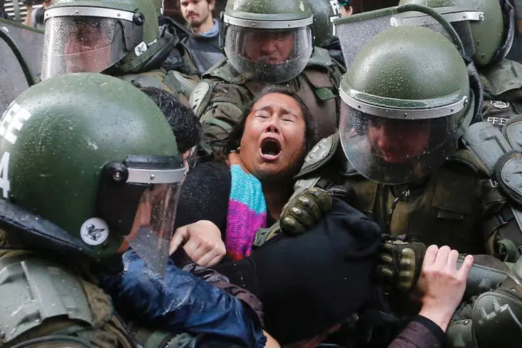 
	Protesto: os policiais usaram gases lacrimog&ecirc;neos e jatos d&#39;&aacute;gua para dispersar dist&uacute;rbios isolados registrados ao longo da manifesta&ccedil;&atilde;o
 (Rodrigo Garrido / Reuters)