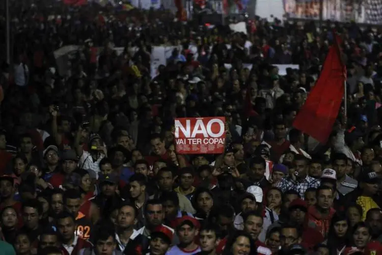 Membros do Movimento dos Trabalhadores Sem-Teto (MTST) durante protesto em frente ao Itaquerão (Nacho Doce/Reuters)