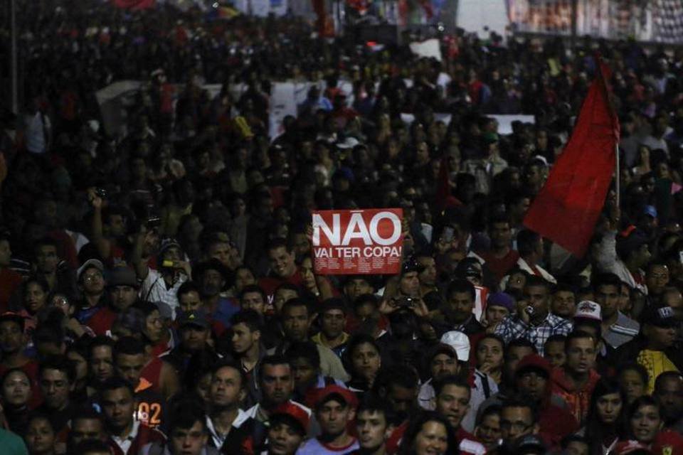 Em SP, sem-teto protestam caminhando até o Itaquerão
