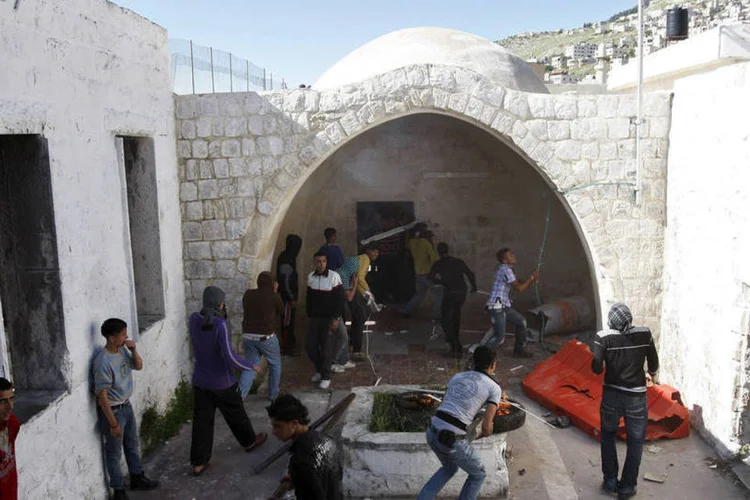 
	Protesto no Mausol&eacute;u de Jos&eacute; em 24 de abril: &quot;Se t&ecirc;m &ecirc;xito nestas tentativas as consequ&ecirc;ncias podem ser catastr&oacute;ficas para israelenses e palestinos, com s&eacute;rias repercuss&otilde;es na regi&atilde;o&quot;, assinalou Zerihoun
 (Omar Qusini/ Reuters)