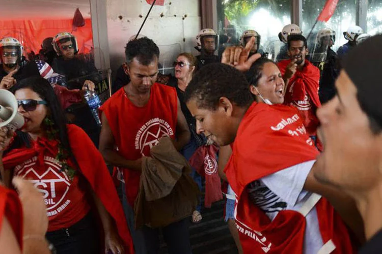 
	Manifesta&ccedil;&atilde;o no Minist&eacute;rio da Fazenda: a principal pauta dos protestos &eacute; a decis&atilde;o do governo de congelar por sete meses o reajuste dos sal&aacute;rios da categoria
 (Elza Fiuza/Agência Brasil)