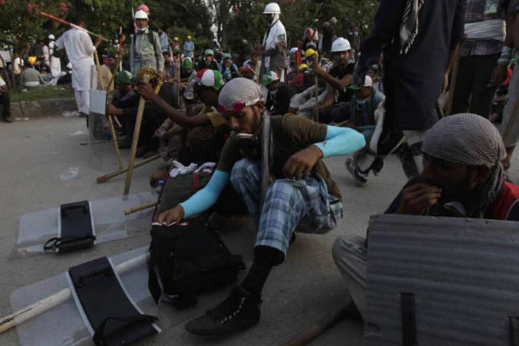 Manifestantes se preparam para partir em uma marcha para o Parlamento em Islamabad, no Paquistão (Faisal Mahmood/Reuters)
