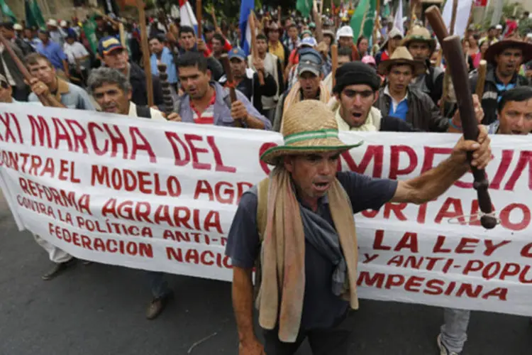 Camponeses pedem reforma agrária durante protesto contra o presidente Horacio Cartes em Assunção, no Paraguai (Jorge Adorno/Reuters)