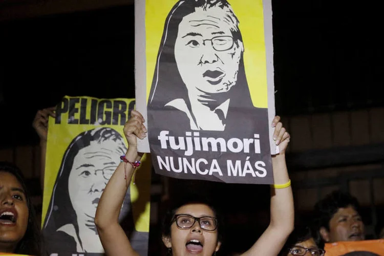 
	Protestos contra Fujimori: &quot;Convocamos as pessoas a se somarem de maneira pac&iacute;fica &agrave; marcha e a virem com as m&atilde;os pintadas de branco&quot;
 (Guadalupe Pardo / Reuters)
