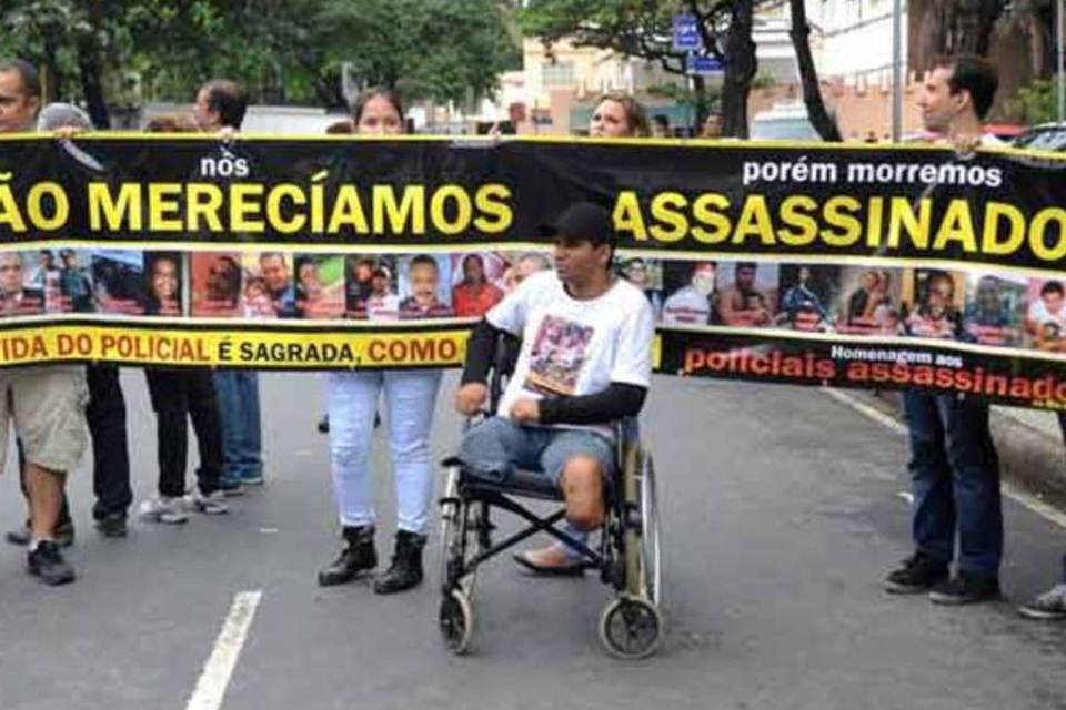 Parentes de policiais mortos protestam em Copacabana