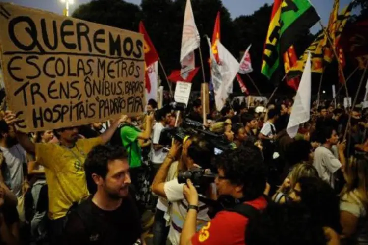 Manifestantes fecham Avenida Presidente Vargas, no centro do Rio, no Dia Internacional de Lutas contra a Copa do Mundo (Fernando Frazão/Agência Brasil)
