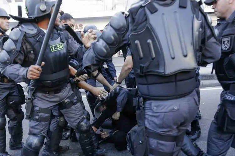 
	Policiais prendem um manifestante durante a final da Copa do Mundo, no Rio
 (Marco Bello/Reuters)