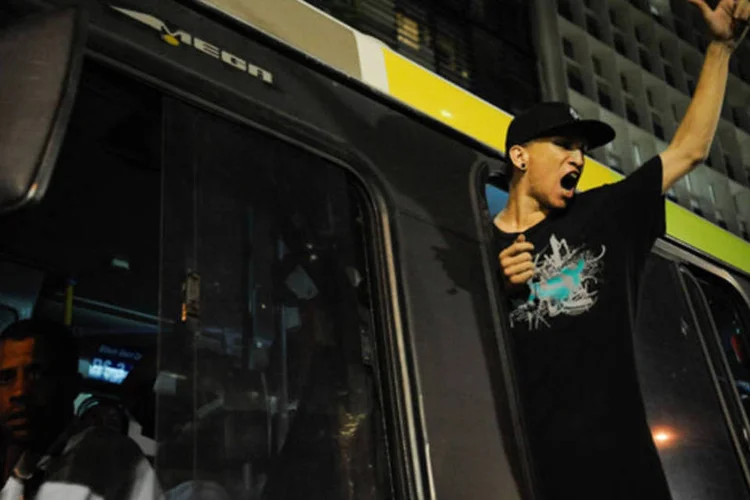 Passeata pelo direito à manifestação, contra o governo do estado e a Copa do Mundo percorre a Avenida Rio Branco, no Rio de Janeiro (Fernando Frazão/Agência Brasil)