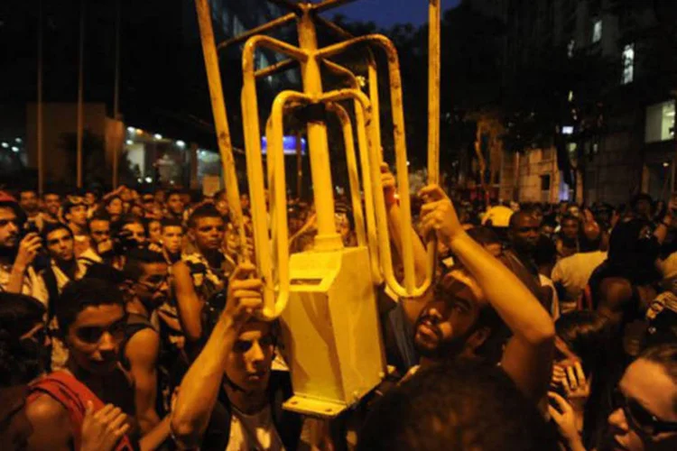Protesto contra o aumento do preço de passagens de ônibus no Rio de Janeiro, nesta segunda-feira (Fernando Frazão/Agência Brasil)