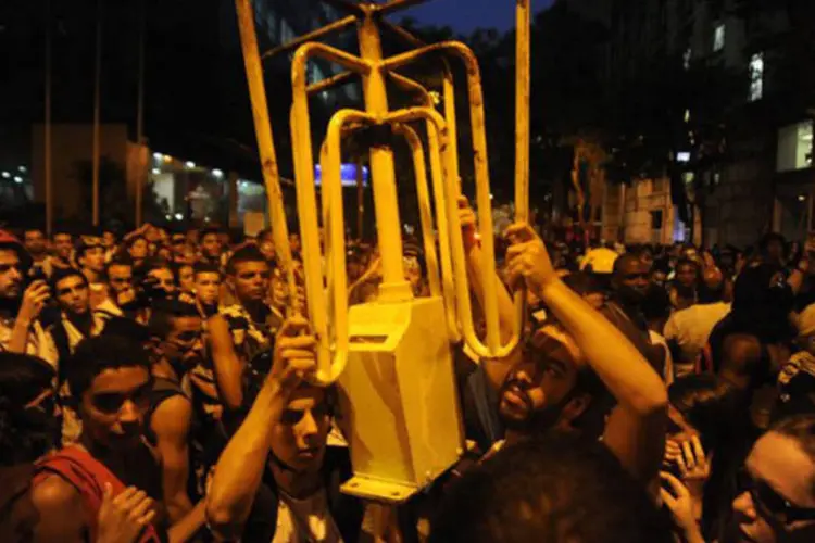 
	Protesto contra o aumento do pre&ccedil;o de passagens no Rio em 2014: o prefeito Eduardo Paes disse n&atilde;o temer poss&iacute;veis manifesta&ccedil;&otilde;es
 (Fernando Frazão/Agência Brasil)
