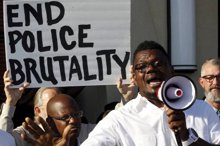 
	Manifestantes protestam contra brutalidade policial, no Texas: maioria dos 500 participantes do protesto desta segunda eram afro-americanos
 (REUTERS/Mike Stone)