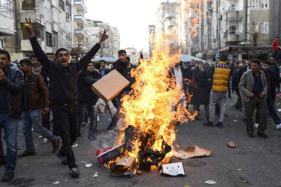 Polícia turca dissolve protesto contra toque de recolher